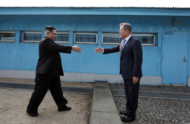 bi-mat-doi-giay-ong-kim-jong-un-mang-theo-khi-buoc-qua-ranh-gioi-lien-trieu