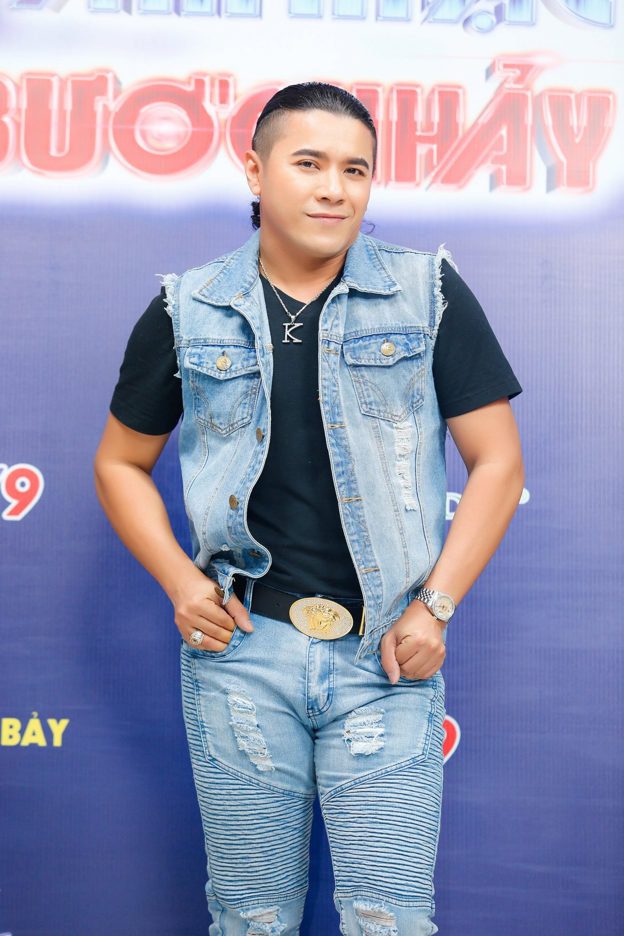 kasim-hoang-vu-chang-ca-si-chung-tinh-hiem-co-kho-tim-cua-showbiz-viet