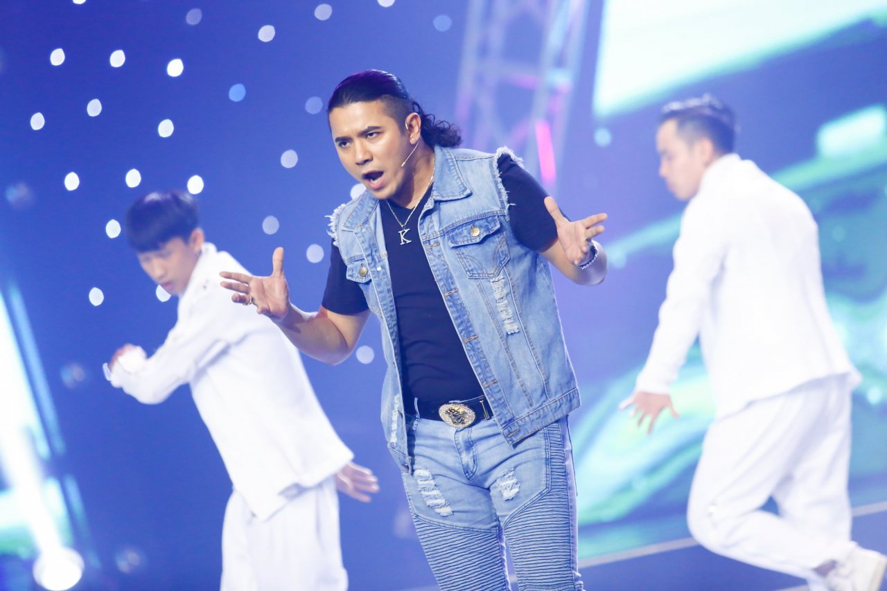 kasim-hoang-vu-chang-ca-si-chung-tinh-hiem-co-kho-tim-cua-showbiz-viet