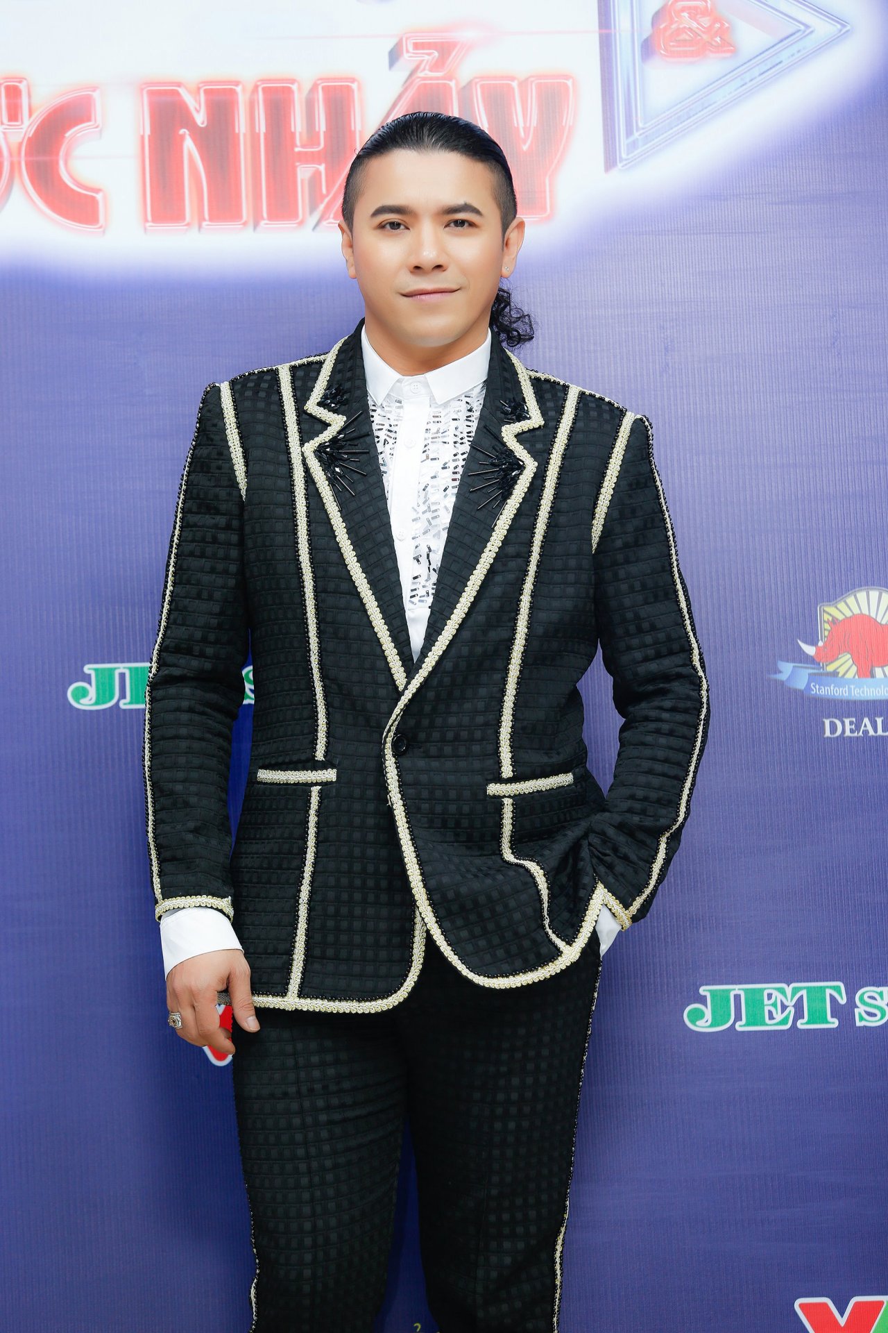 kasim-hoang-vu-chang-ca-si-chung-tinh-hiem-co-kho-tim-cua-showbiz-viet