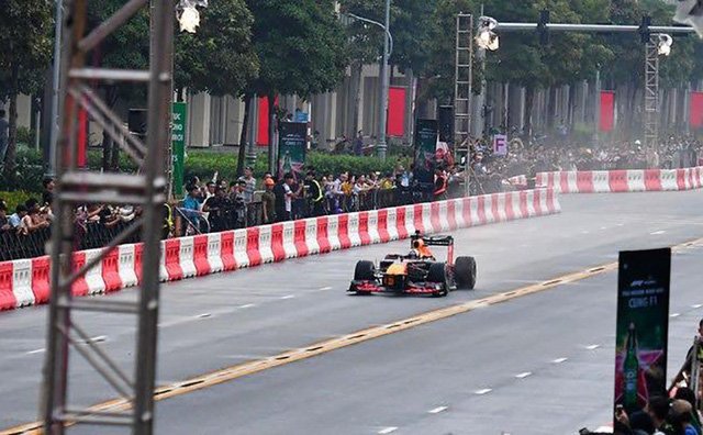 Xe đua Công thức 1 lần đầu tiên lăn bánh tại Việt Nam