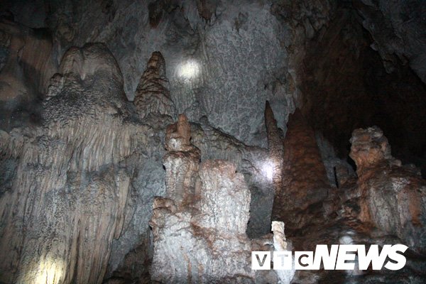 Cảnh đẹp mê hồn trong động rắn khổng lồ, dài 50km xuyên từ Sơn La sang Thanh Hóa