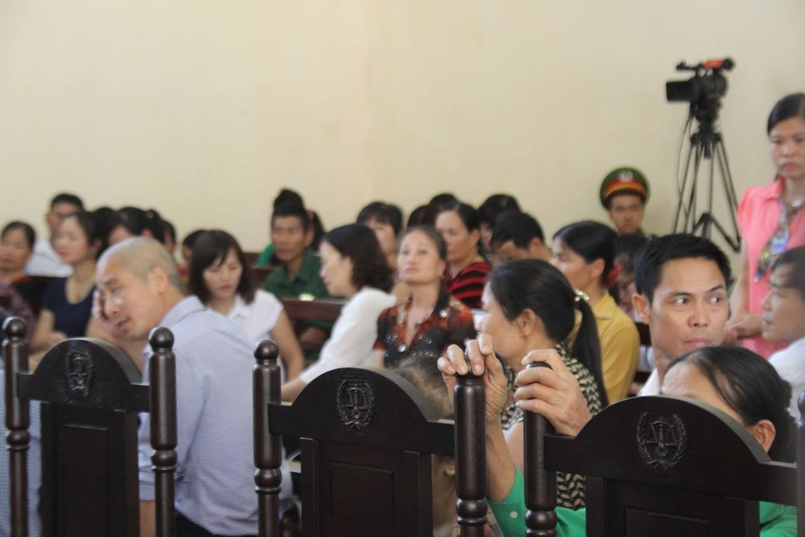 nguoi-nha-nan-nhan-buc-xuc-vi-su-vang-mat-cua-nguyen-gd-bvdk-hoa-binh-mong-toa-tuyen-bac-si-luong-vo-toi