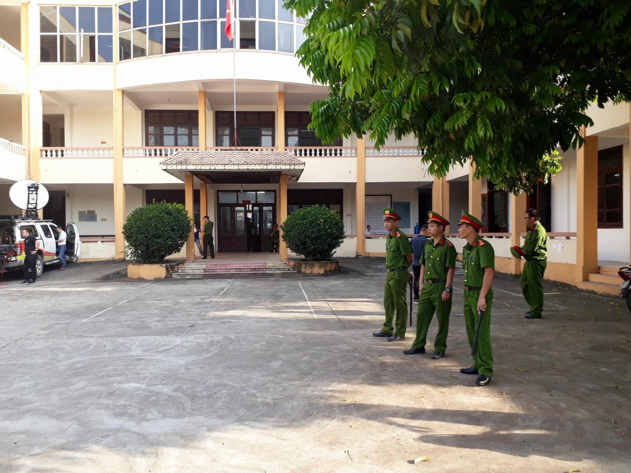 nong-phien-toa-xet-xu-bac-si-hoang-cong-luong