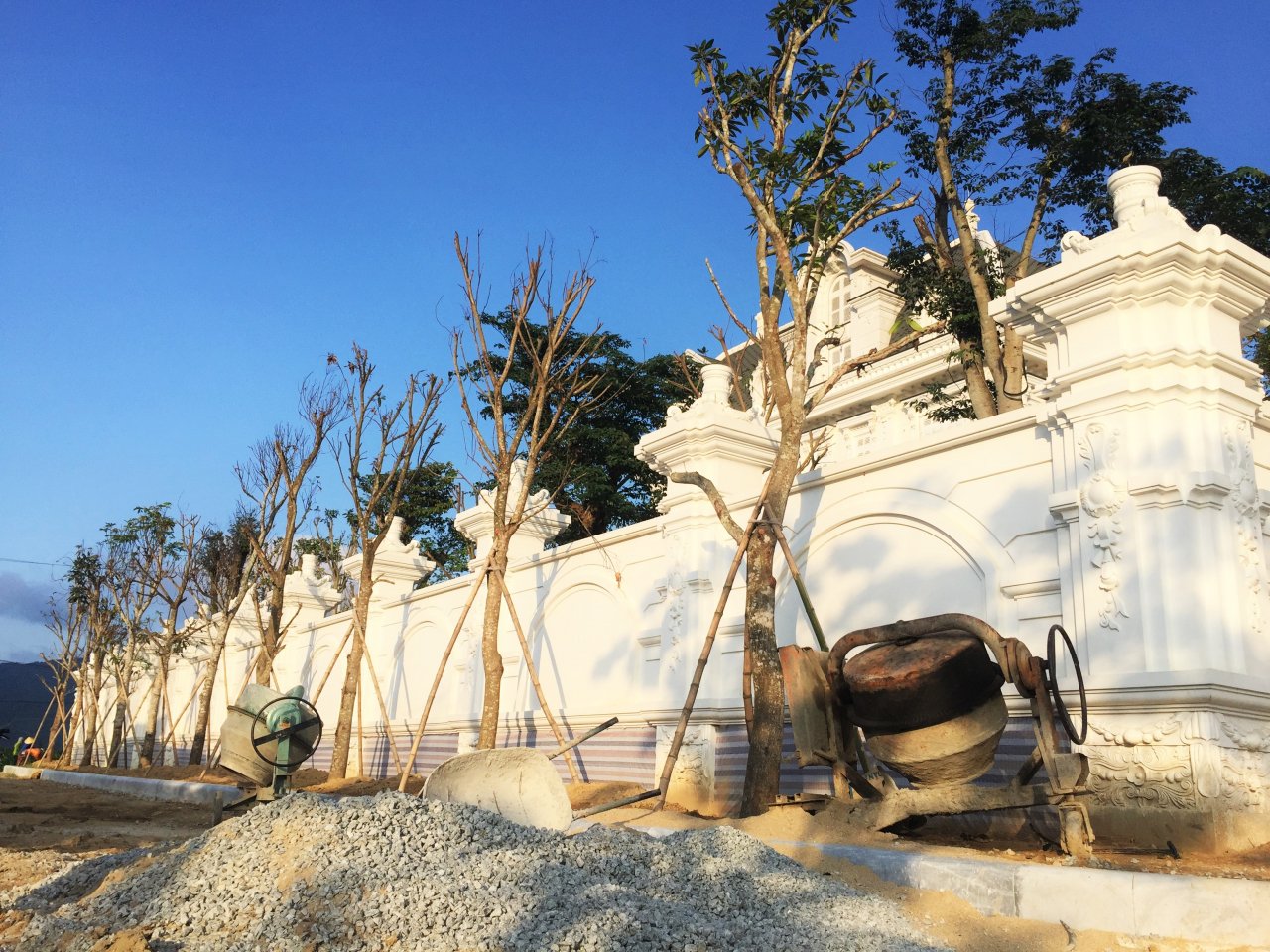 dinh-chi-du-an-ho-nuoi-ca-canh-khu-biet-thu-cua-cu-ba-80-tuoi