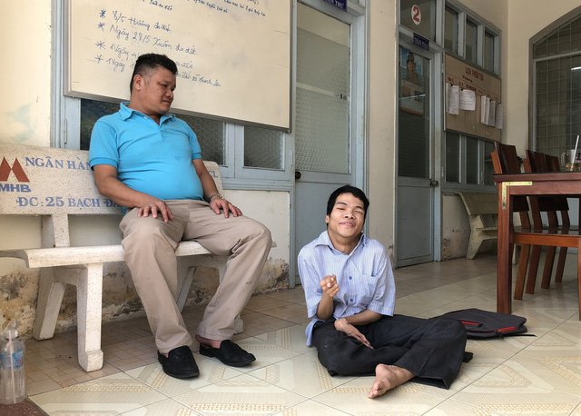 Đứa em tật nguyền thắng kiện nhưng 'đau, đau… lòng lắm'