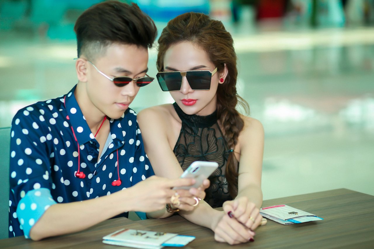 khong-chi-khoe-su-nghiep-thang-tien-hot-girl-chuyen-gioi-tran-doan-con-khien-fans-ghen-ti-khi-lo-anh-ban-trai