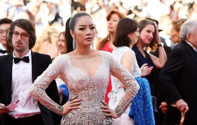 ly-nha-ky-khoe-trang-phuc-khung-se-dien-tren-tham-do-cannes-2018-truoc-tin-don-bi-cam-xuat-canh