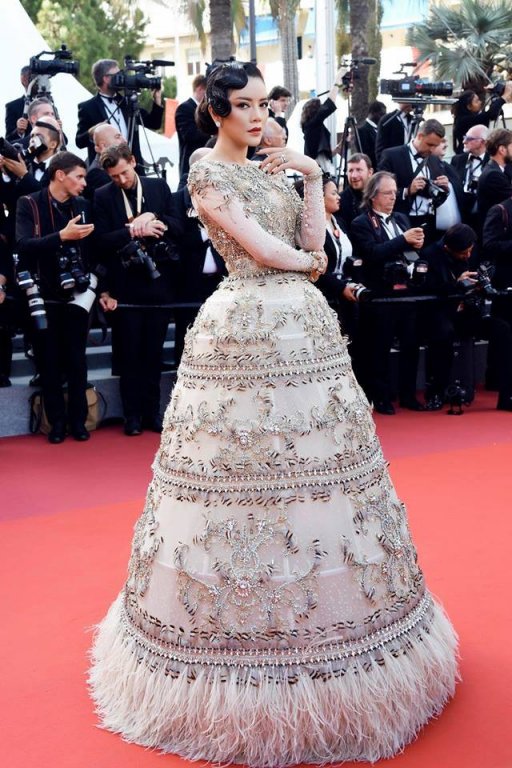 ly-nha-ky-khoe-trang-phuc-khung-se-dien-tren-tham-do-cannes-2018-truoc-tin-don-bi-cam-xuat-canh