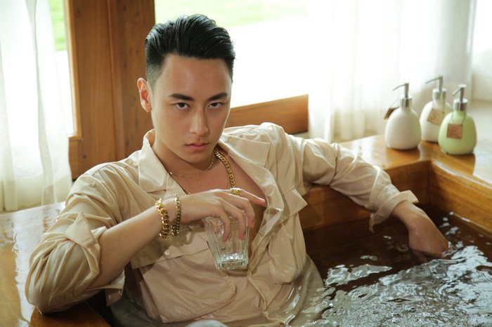 rocker-nguyen-mat-het-hinh-tuong-nam-than-khi-danh-da-dap-tra-antifan