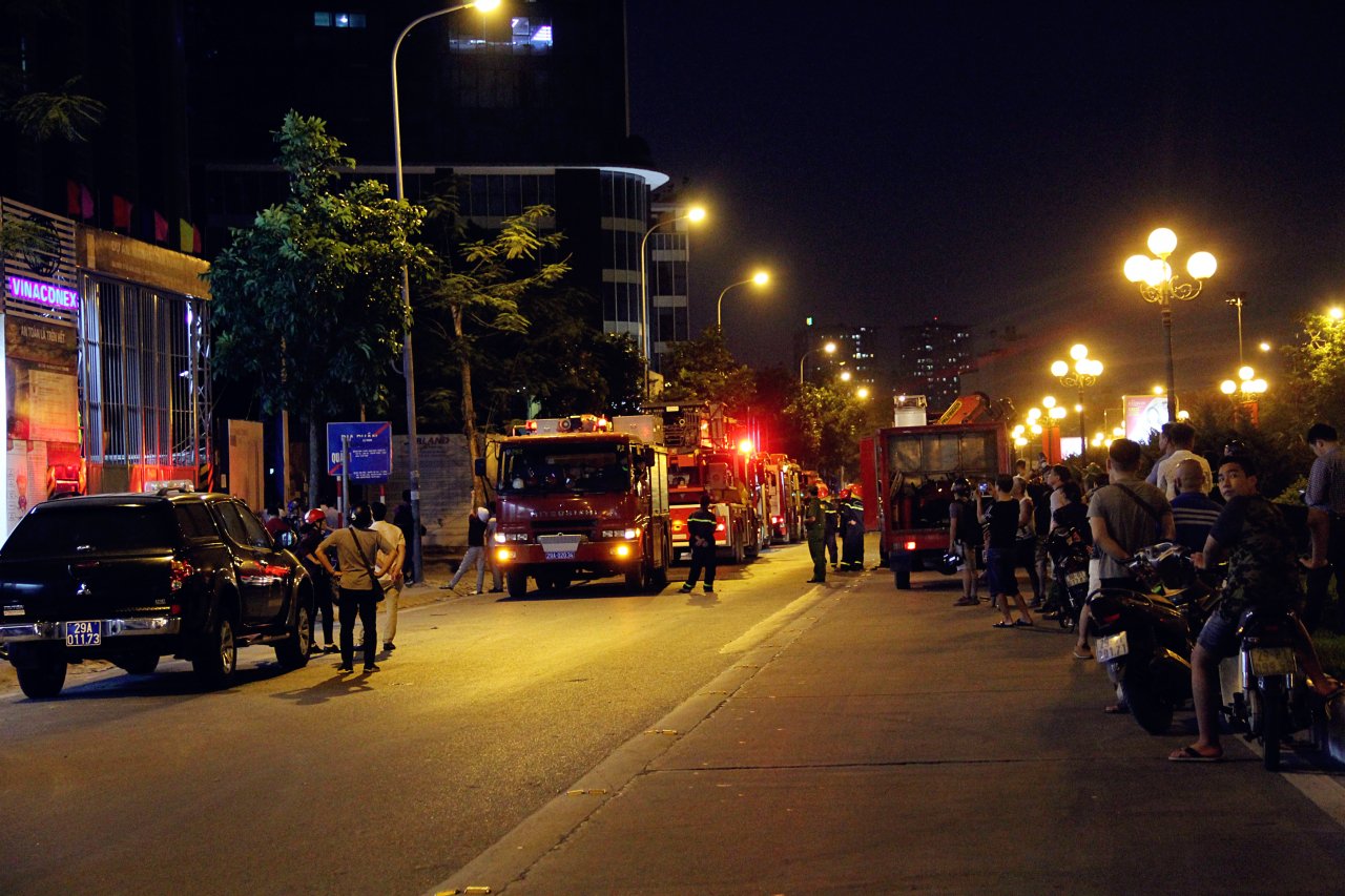 ha-noi-chay-tai-toa-nha-cao-25-tang-tren-duong-le-van-luong