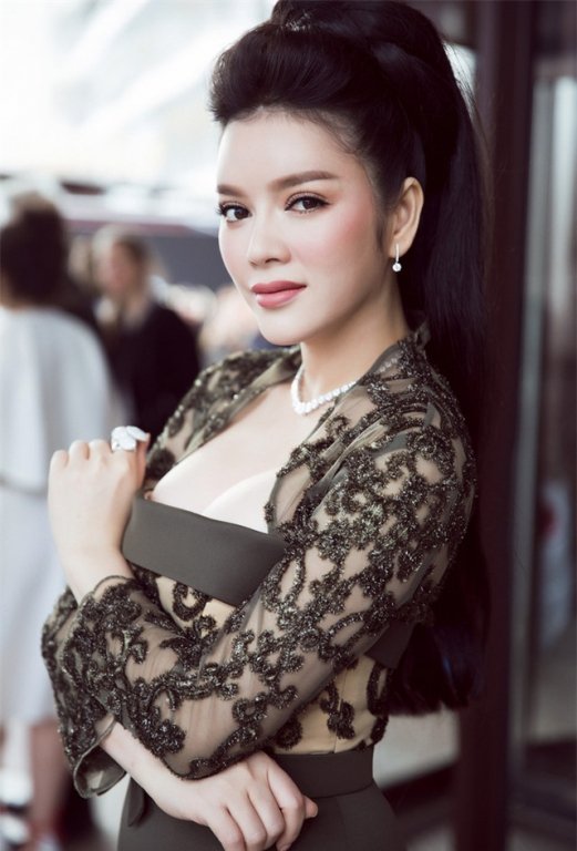 ly-nha-ky-tu-khach-moi-vong-ngoai-tham-do-den-nha-dong-san-xuat-co-phim-tranh-giai-tai-lhp-cannes