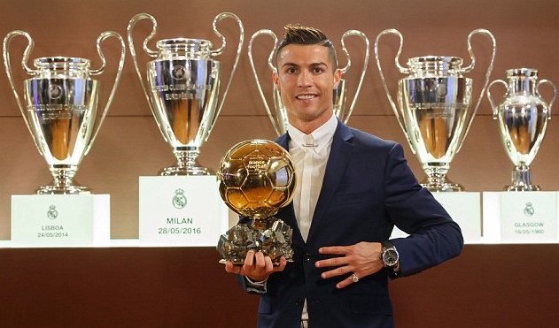qua-bong-vang-la-gi-ma-khien-messi-va-ronaldo-canh-tranh-khoc-liet-de-danh-lay