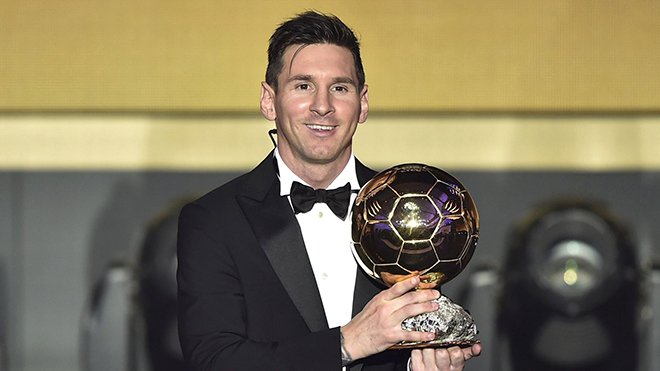 qua-bong-vang-la-gi-ma-khien-messi-va-ronaldo-canh-tranh-khoc-liet-de-danh-lay