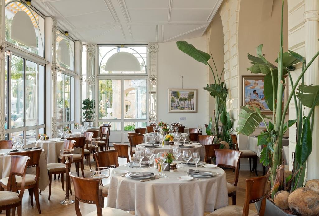Cận cảnh khách sạn và căn phòng Phạm Băng Băng ở tại LHP Cannes