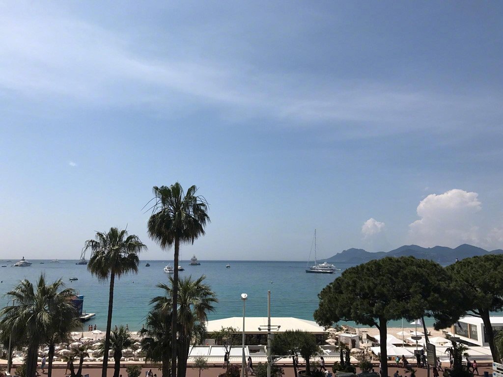 Cận cảnh khách sạn và căn phòng Phạm Băng Băng ở tại LHP Cannes
