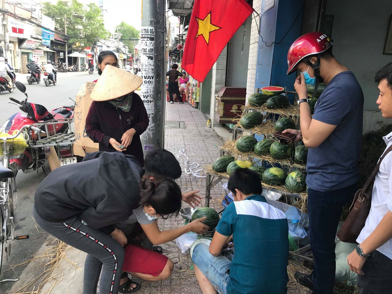 dua-hau-quang-ngai-rot-gia-the-tham-sinh-vien-tp-hcm-trang-dem-giai-cuu