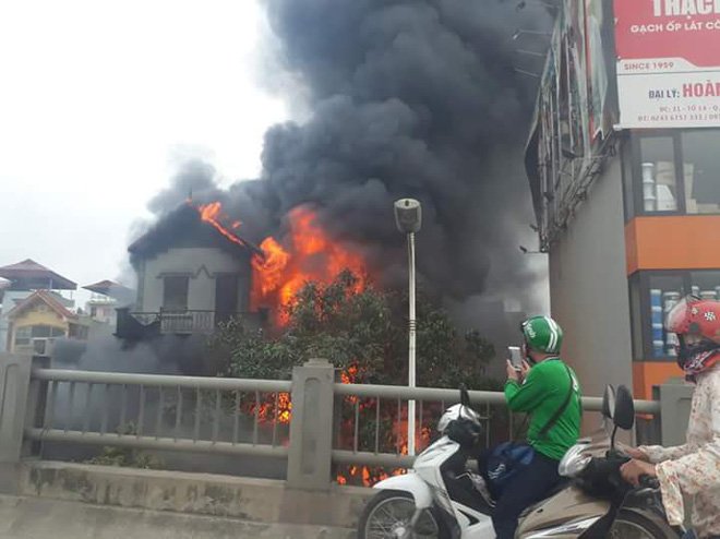 ha-noi-chay-lon-o-biet-thu-duoi-chan-cau-vinh-tuy