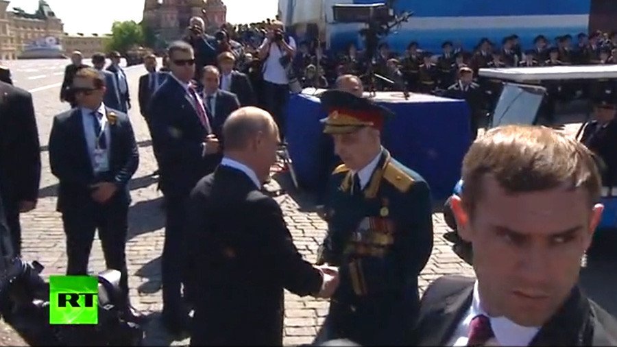 hanh-dong-dang-kinh-cua-ong-putin-tai-le-duyet-binh-ngay-chien-thang-95