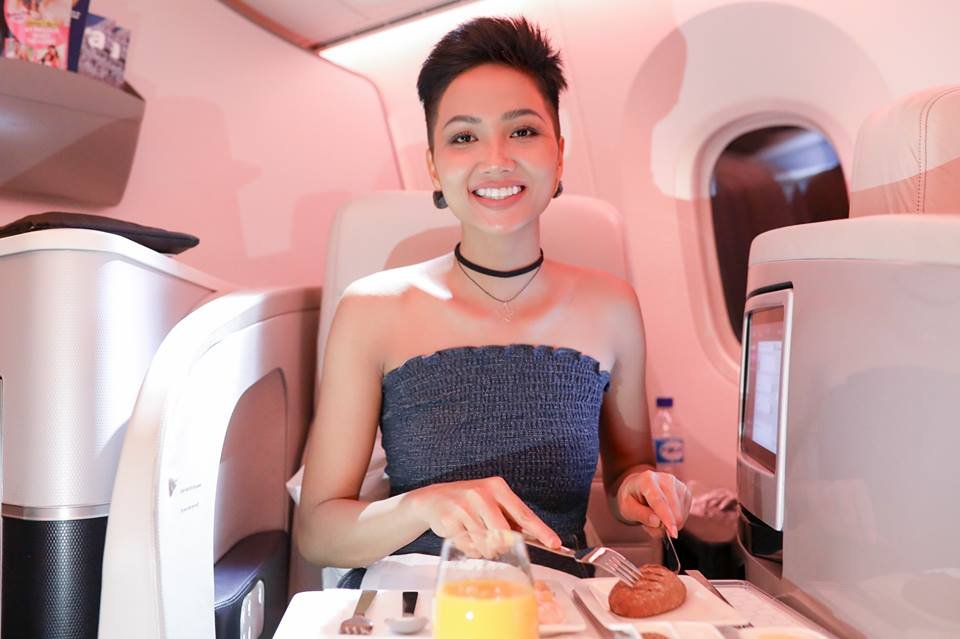 vua-xuong-toc-hhen-nie-dien-nguyen-cay-do-noi-bat-giua-thoi-tiet-lanh-gia-o-new-zealand