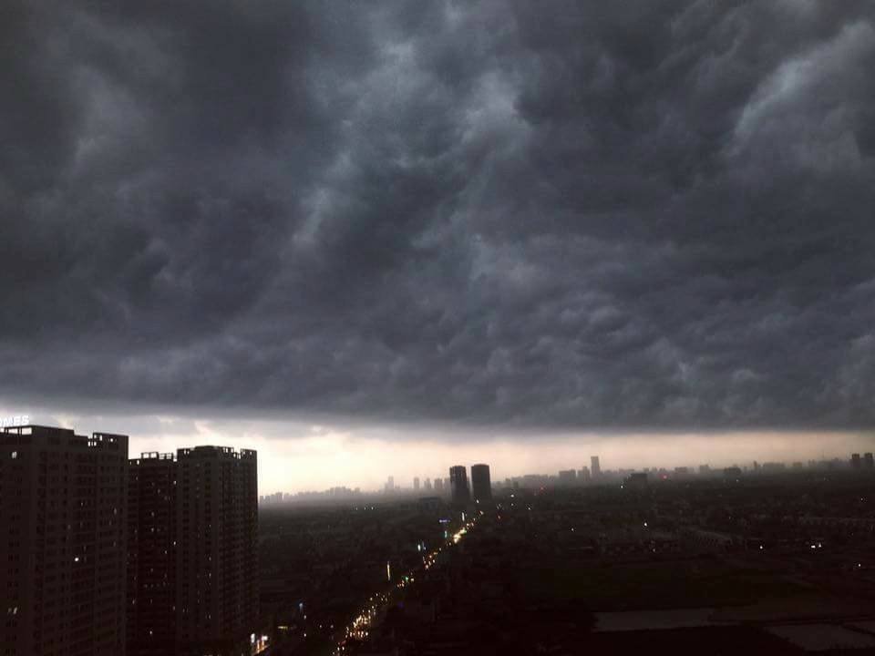choang-ngop-voi-hien-tuong-may-van-vu-kin-troi-ha-noi