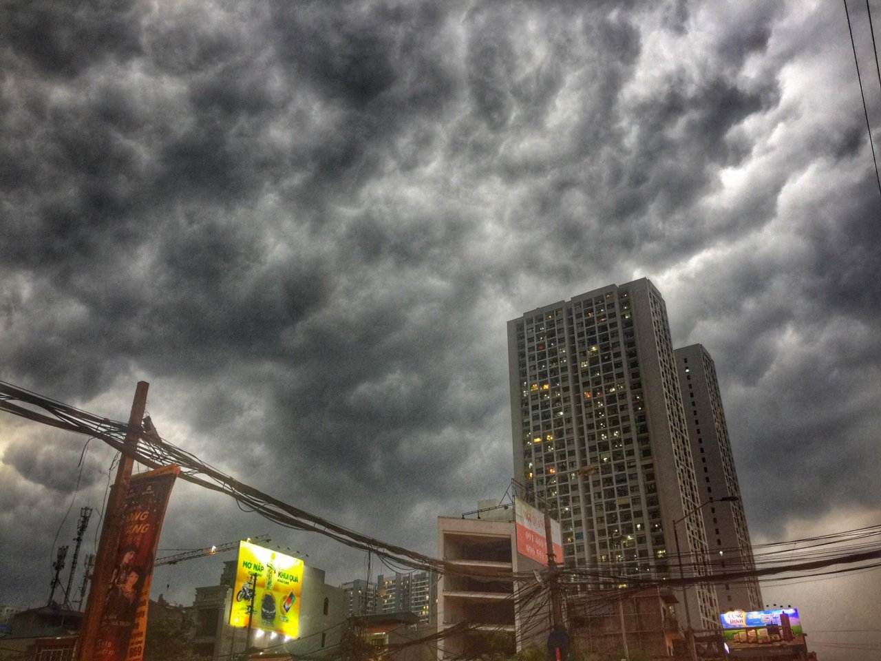choang-ngop-voi-hien-tuong-may-van-vu-kin-troi-ha-noi