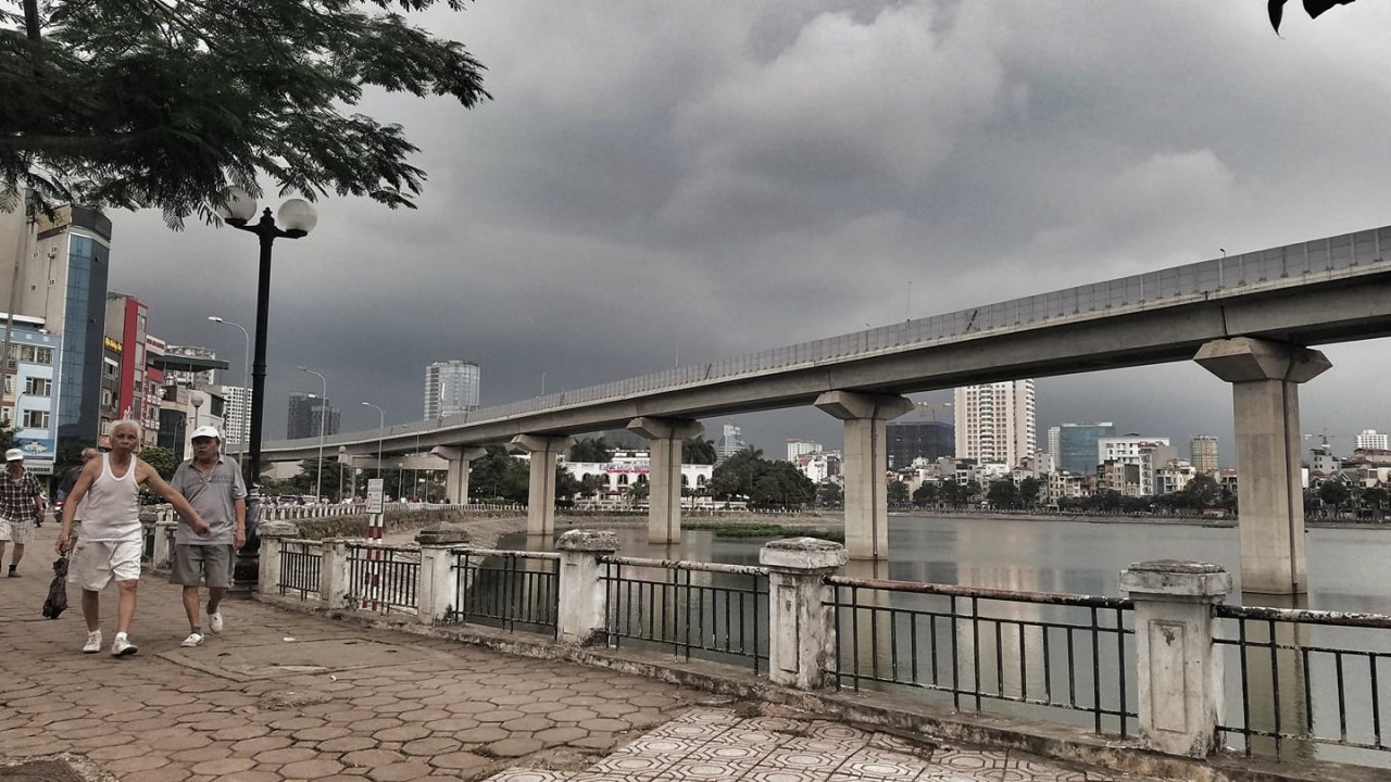 choang-ngop-voi-hinh-anh-ca-thanh-pho-ha-noi-chim-trong-may-den-hiem-gap