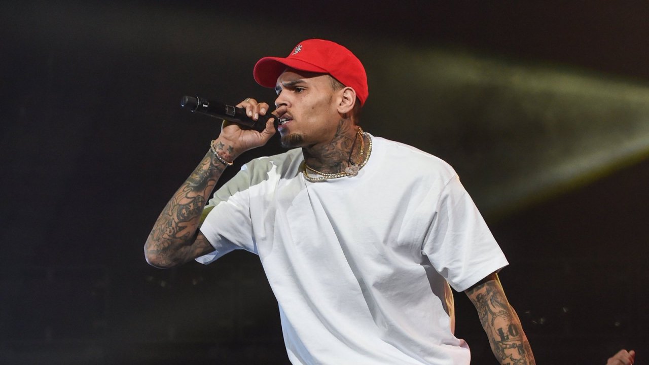 chris-brown-bi-to-vi-toi-cuong-hiep-phu-nu-tai-nha-rieng