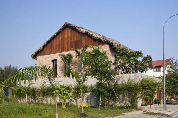 ngoi-nha-co-tuong-gach-mai-la-doc-dao-giua-long-sai-gon