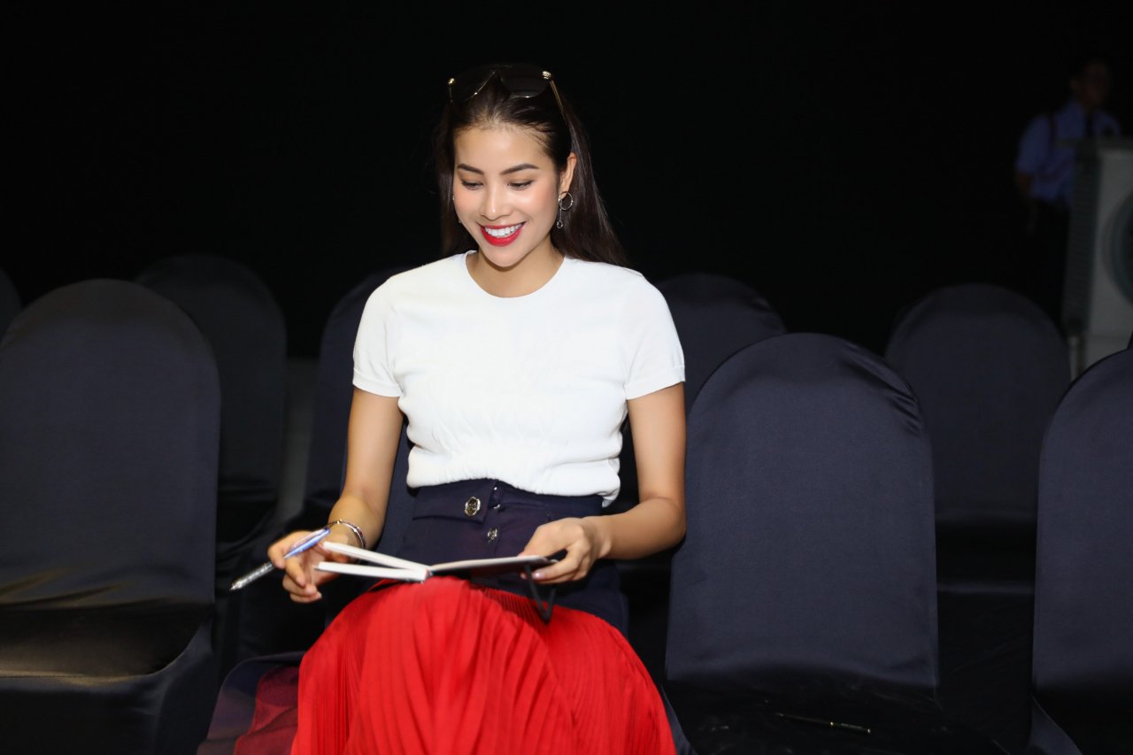 pham-huong-chon-quan-quan-the-face-phi-phuong-anh-lam-guong-mat-mo-man-show-thoi-trang-doc-dao
