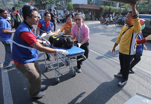 Xe cứu thương đưa người bị nạn đi cấp cứu sau vụ tấn công sáng nay. Ảnh: Reuters.