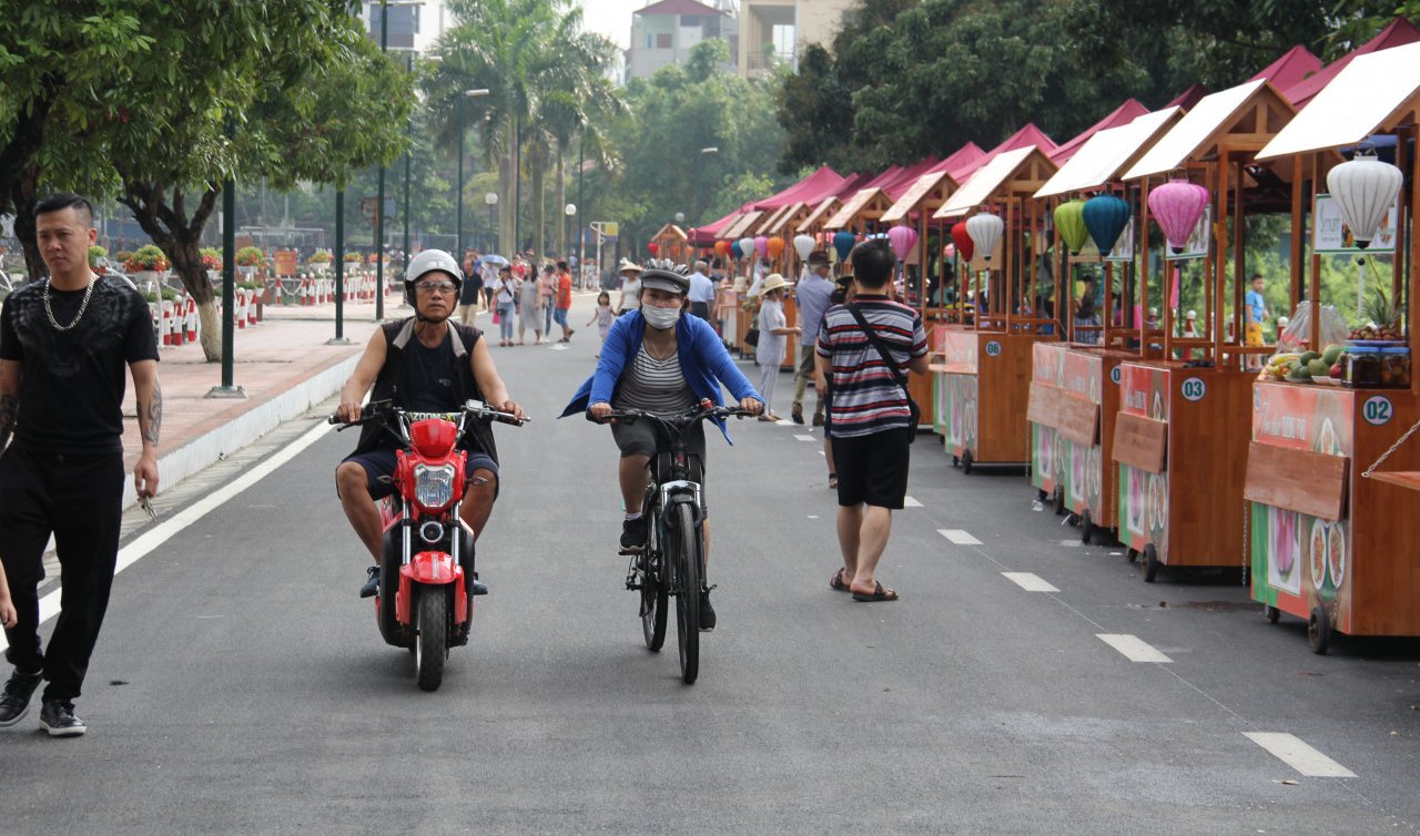 nhung-hinh-anh-xau-xi-tai-pho-di-bo-trinh-cong-son-trong-nhung-ngay-dau-khai-mac