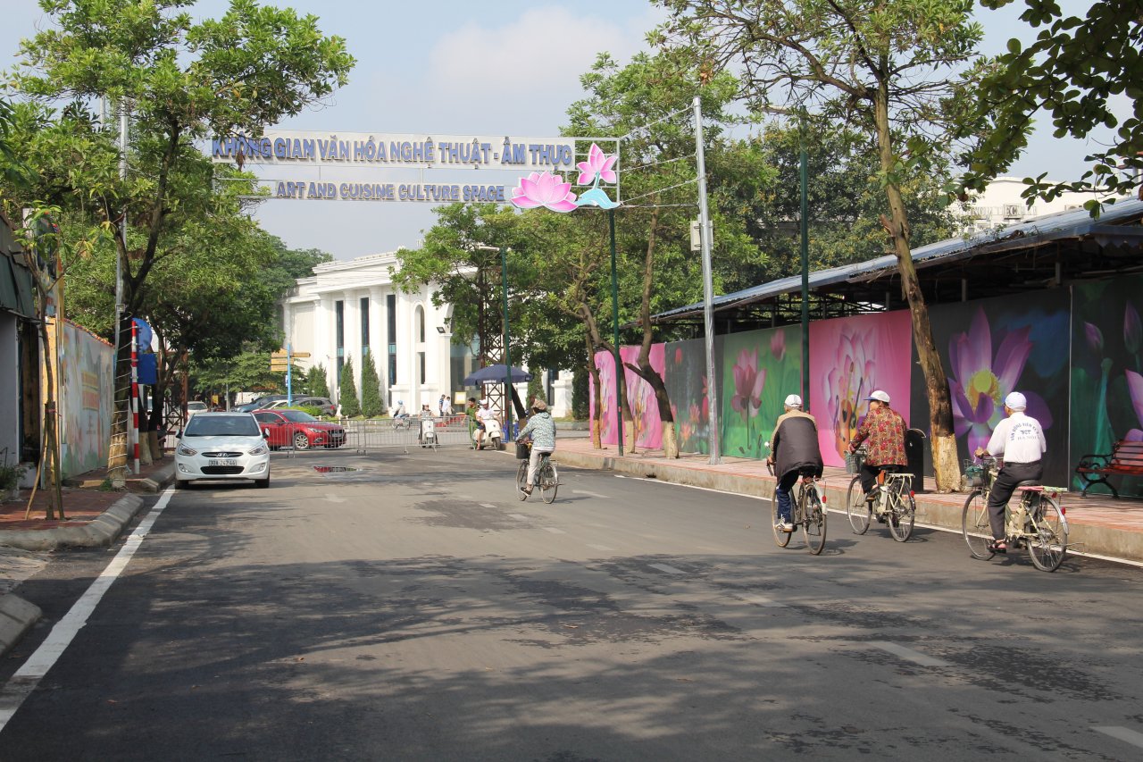 nhung-hinh-anh-xau-xi-tai-pho-di-bo-trinh-cong-son-trong-nhung-ngay-dau-khai-mac