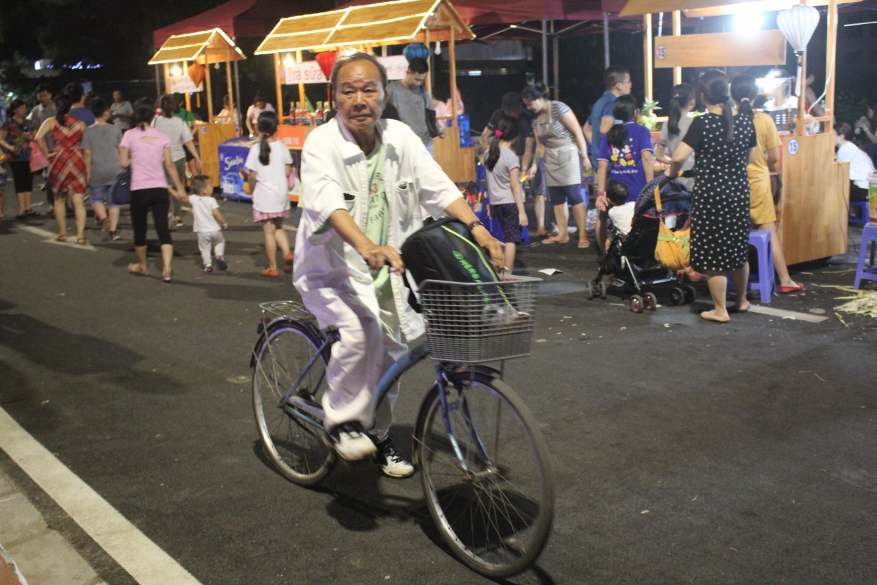 nhung-hinh-anh-xau-xi-tai-pho-di-bo-trinh-cong-son-trong-nhung-ngay-dau-khai-mac
