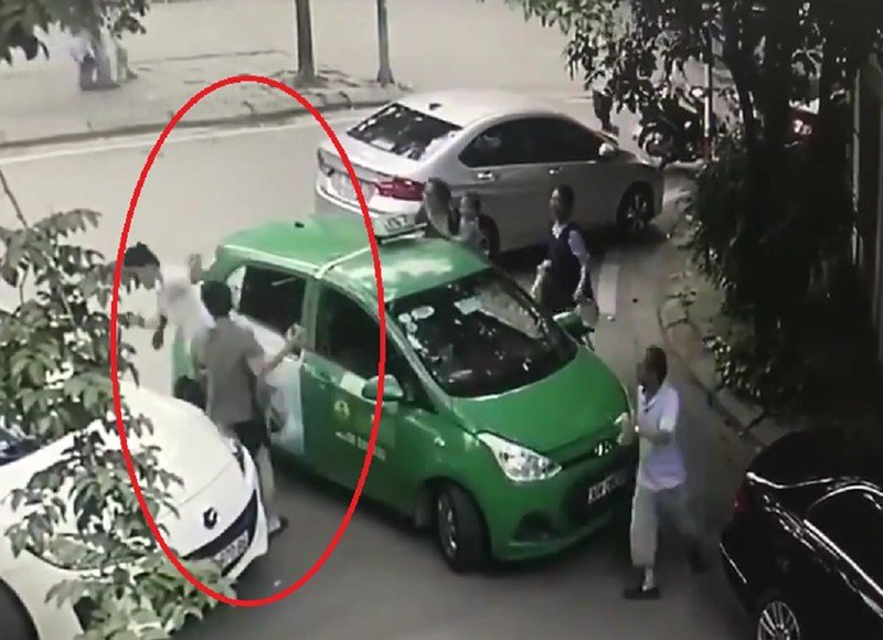 tai-xe-taxi-mai-linh-khong-giang-hoa-voi-thieu-gia-mercedes-cam-gach-hanh-hung-nguoi