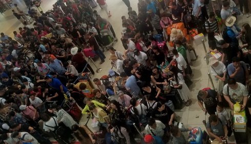 Phát hiện nhóm người nước ngoài mặc áo in bản đồ hình