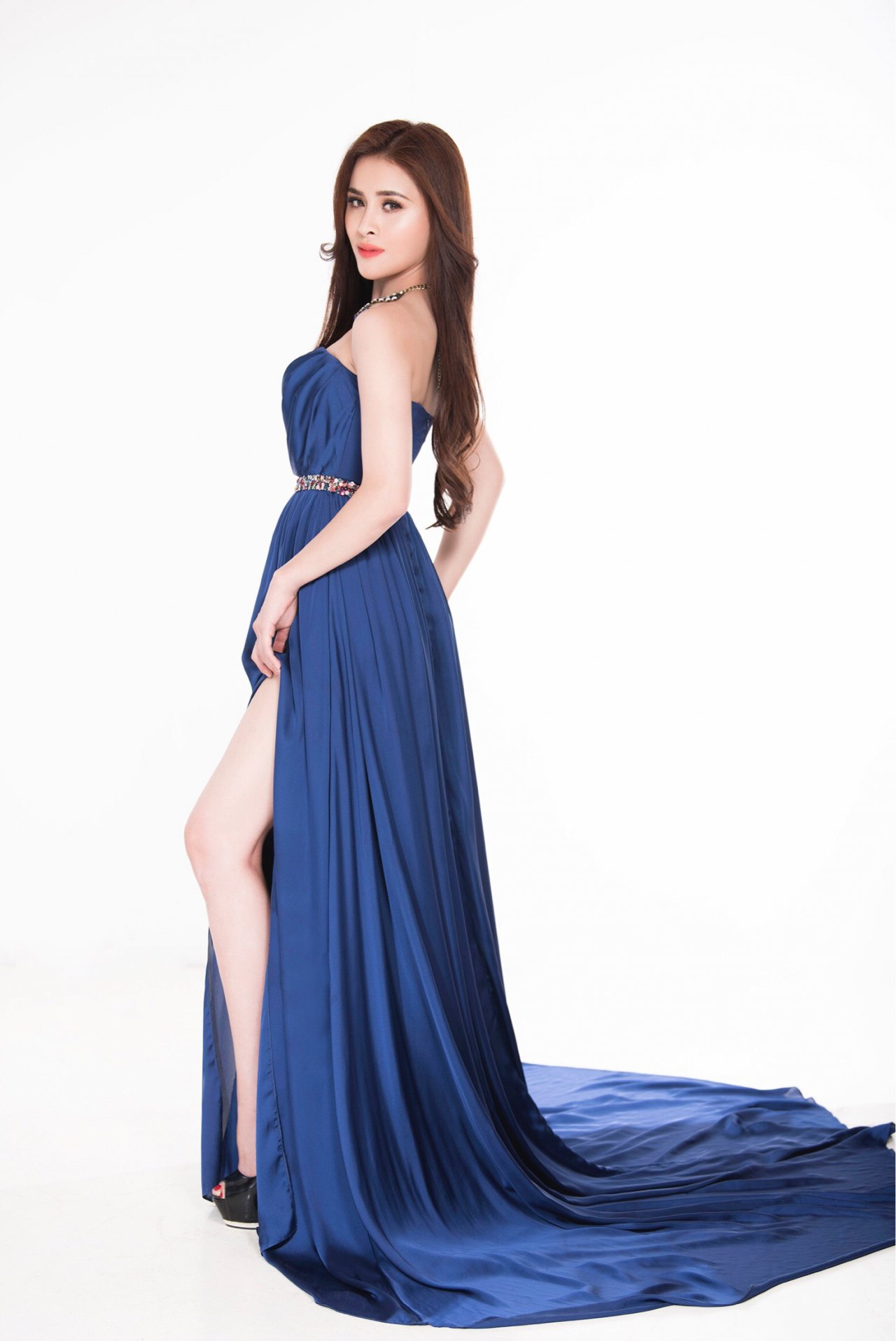 thu-dung-re-huong-sang-dien-anh-sau-khi-dang-quang-a-hau-miss-eco-international-2018