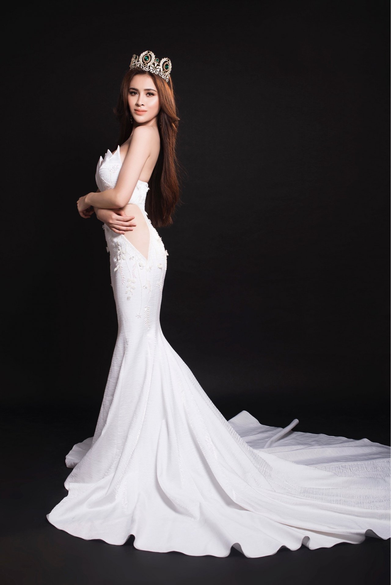 thu-dung-re-huong-sang-dien-anh-sau-khi-dang-quang-a-hau-miss-eco-international-2018