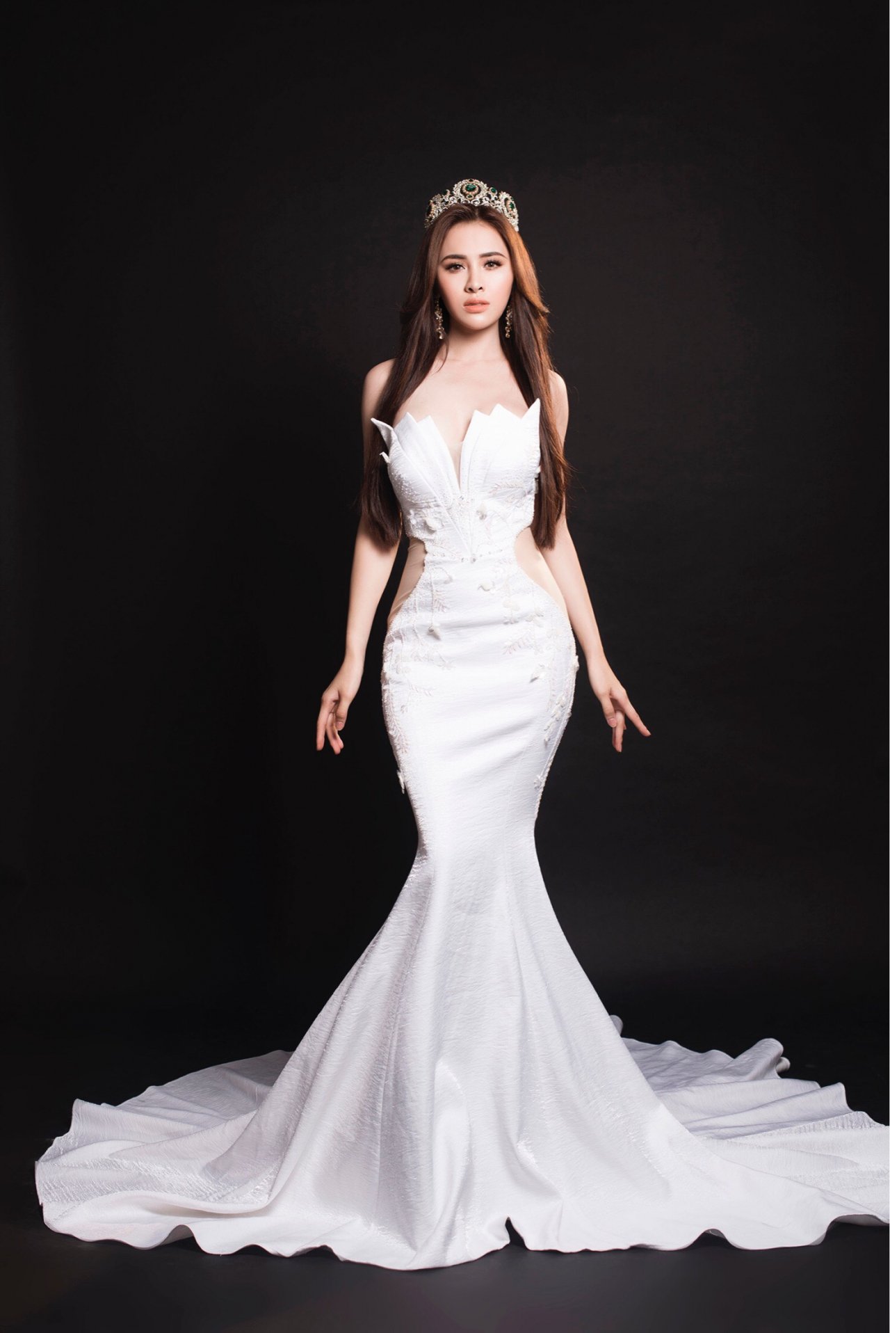 thu-dung-re-huong-sang-dien-anh-sau-khi-dang-quang-a-hau-miss-eco-international-2018