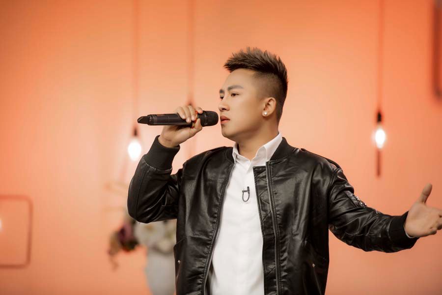chau-khai-phong-phai-tra-gia-dat-sau-thanh-cong-voi-hit-ngam-hoa-le-roi