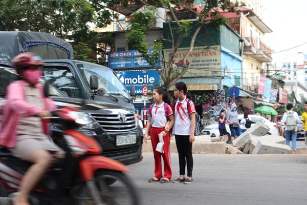 ha-noi-nguoi-dan-di-bo-qua-duong-bat-chap-nguy-hiem-chet-nguoi