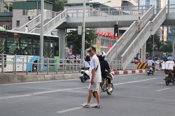 ha-noi-nguoi-dan-di-bo-qua-duong-bat-chap-nguy-hiem-chet-nguoi