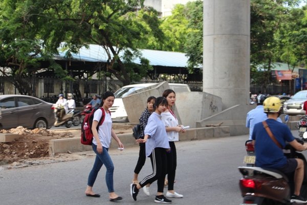 ha-noi-nguoi-dan-di-bo-qua-duong-bat-chap-nguy-hiem-chet-nguoi