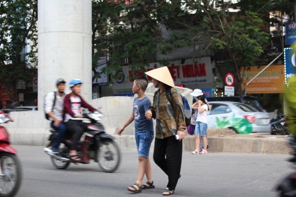 ha-noi-nguoi-dan-di-bo-qua-duong-bat-chap-nguy-hiem-chet-nguoi