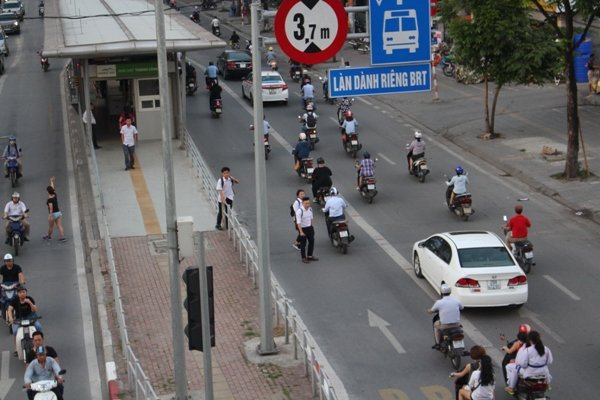 ha-noi-nguoi-dan-di-bo-qua-duong-bat-chap-nguy-hiem-chet-nguoi