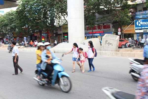 ha-noi-nguoi-dan-di-bo-qua-duong-bat-chap-nguy-hiem-chet-nguoi