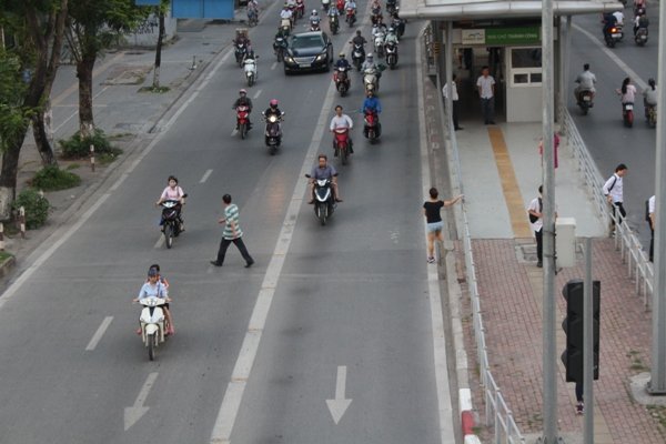 ha-noi-nguoi-dan-di-bo-qua-duong-bat-chap-nguy-hiem-chet-nguoi