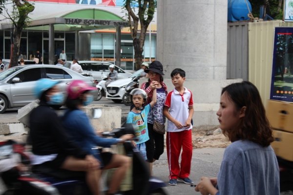 ha-noi-nguoi-dan-di-bo-qua-duong-bat-chap-nguy-hiem-chet-nguoi