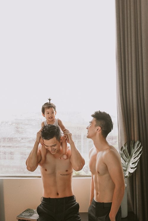 Hạnh phúc được làm cha của cặp nhiếp ảnh gia đồng tính