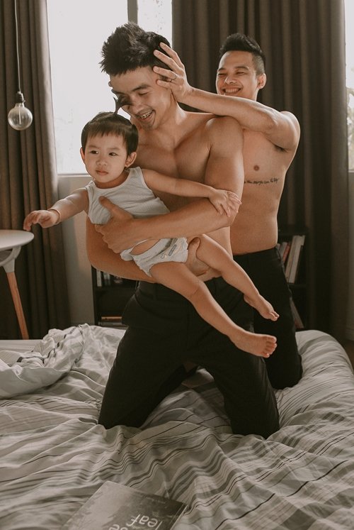 Hạnh phúc được làm cha của cặp nhiếp ảnh gia đồng tính